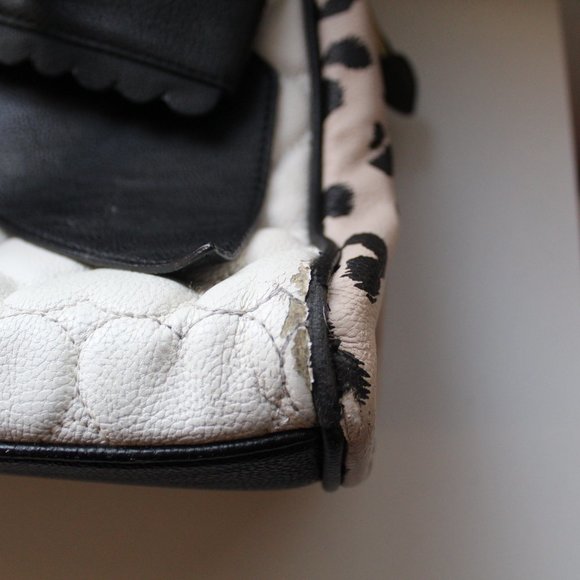 BETSEY JOHNSON BLACK & WHITE HEART PURSE - Picture 11 of 11
